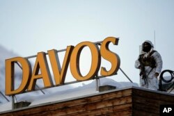Imagine de la ediția precedentă a Forumului Economic Mondial: Unul dintre sutele de agenți de securitate aduși la Davos cu ocazia întrunirii.