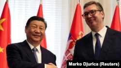 Лидер Китая Си Цзиньпин пожимает руку президенту Сербии Александру Вучичу во время встречи в рамках двухдневного государственного визита в Белград, Сербия, 8 мая 2024 года
