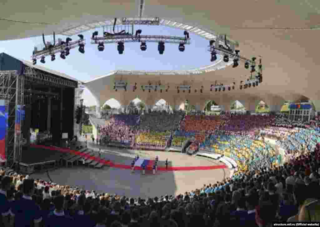 Un spectacol într-un amfiteatru din Artek, în vara anului 2021.După invazia rusă pe scară largă în Ucraina, din 2022, tabăra Artek a fost implicată în unul dintre cele mai întunecate aspecte ale războiului. Alături de alte tabere pentru copii, Artek a găzduit copii ucraineni în programe care ar fi urmărit „rusificarea” minorilor, inclusiv a orfanilor, răpiți în timpul înaintării forțelor ruse de la începutul conflictului.