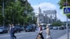 Pe bulevardul central, în prim-plan primăria