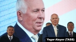 Direktor Rosteha Sergej Čemezov zbližio se s ruskim predsednikom Vladimirom Putinom dok su u Istočnoj Nemačkoj radili kao oficiri KGB-a.