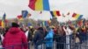 Aproximativ 2000 de susținători ai politicianului de extremă dreapta Călin Georgescu s-au adunat în Piața Constituției pentru a sărbători ziua sa de naștere, fără ca fostul candidat la prezidențiale să fie prezent. 